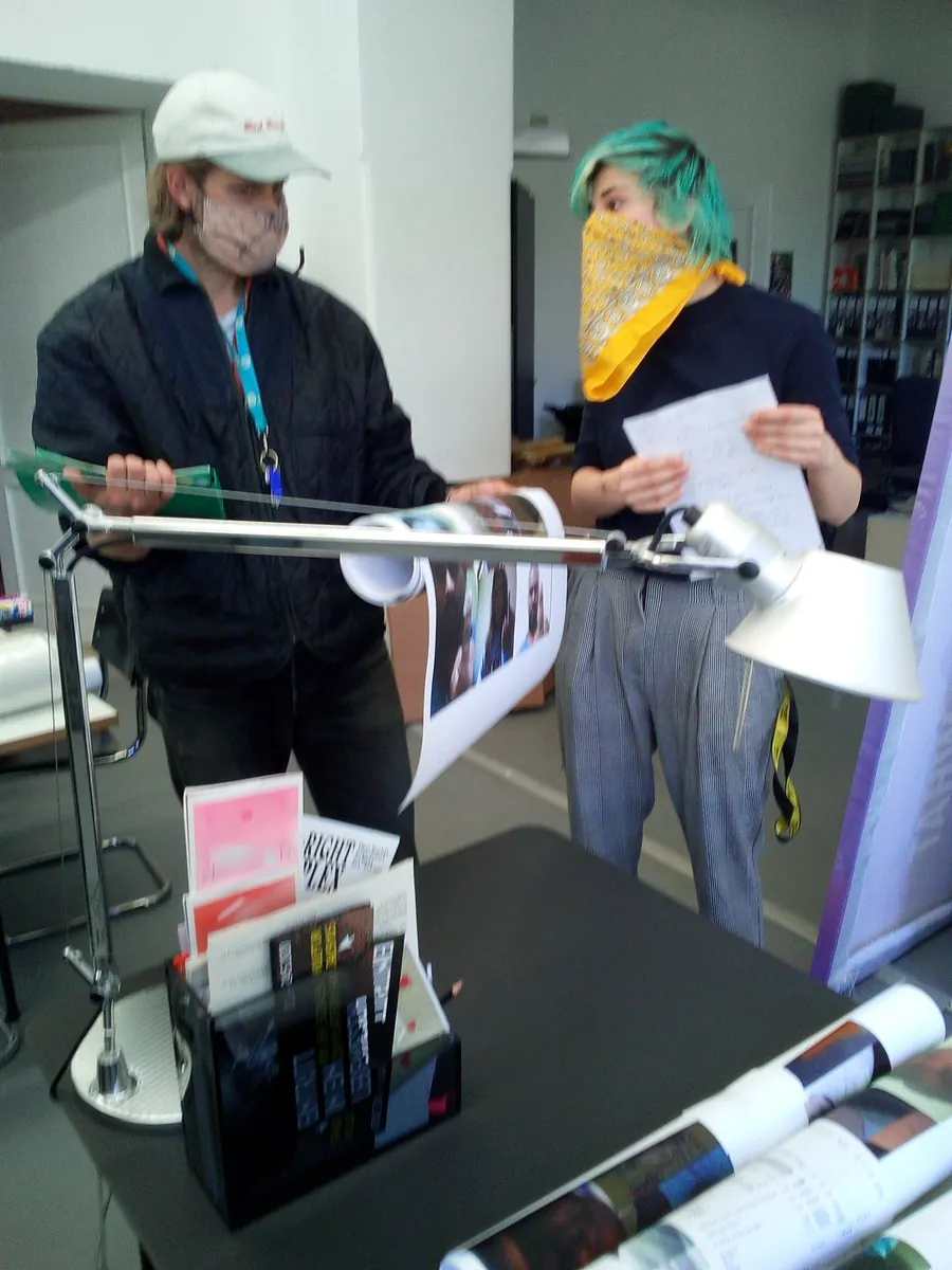 Besucherinnen und Besucher in der Ausstellung
