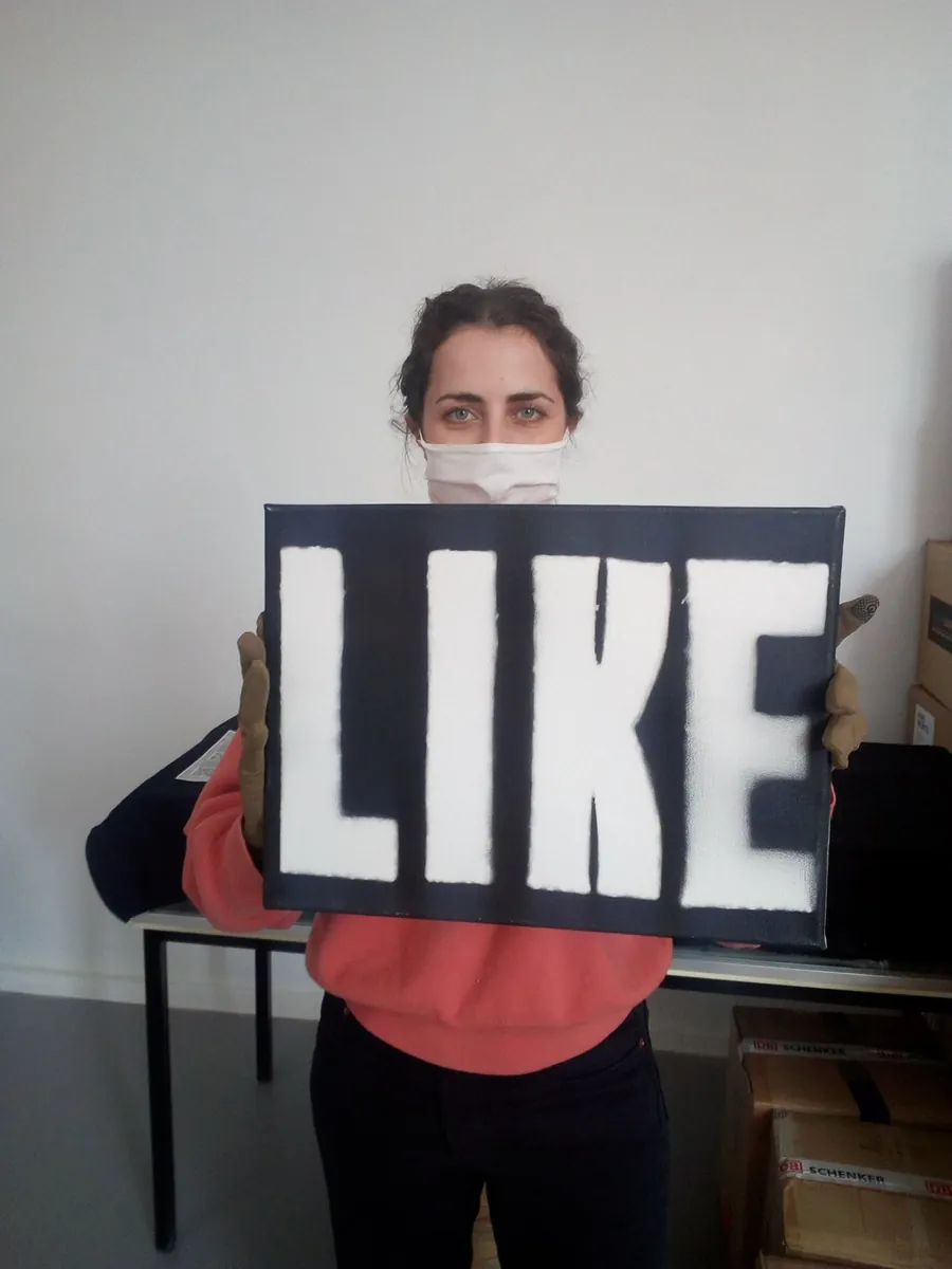 Aktion mit einem Schild in der Ausstellung
