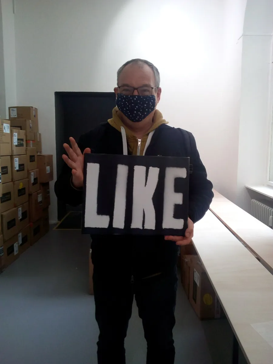 Aktion mit einem Schild in der Ausstellung