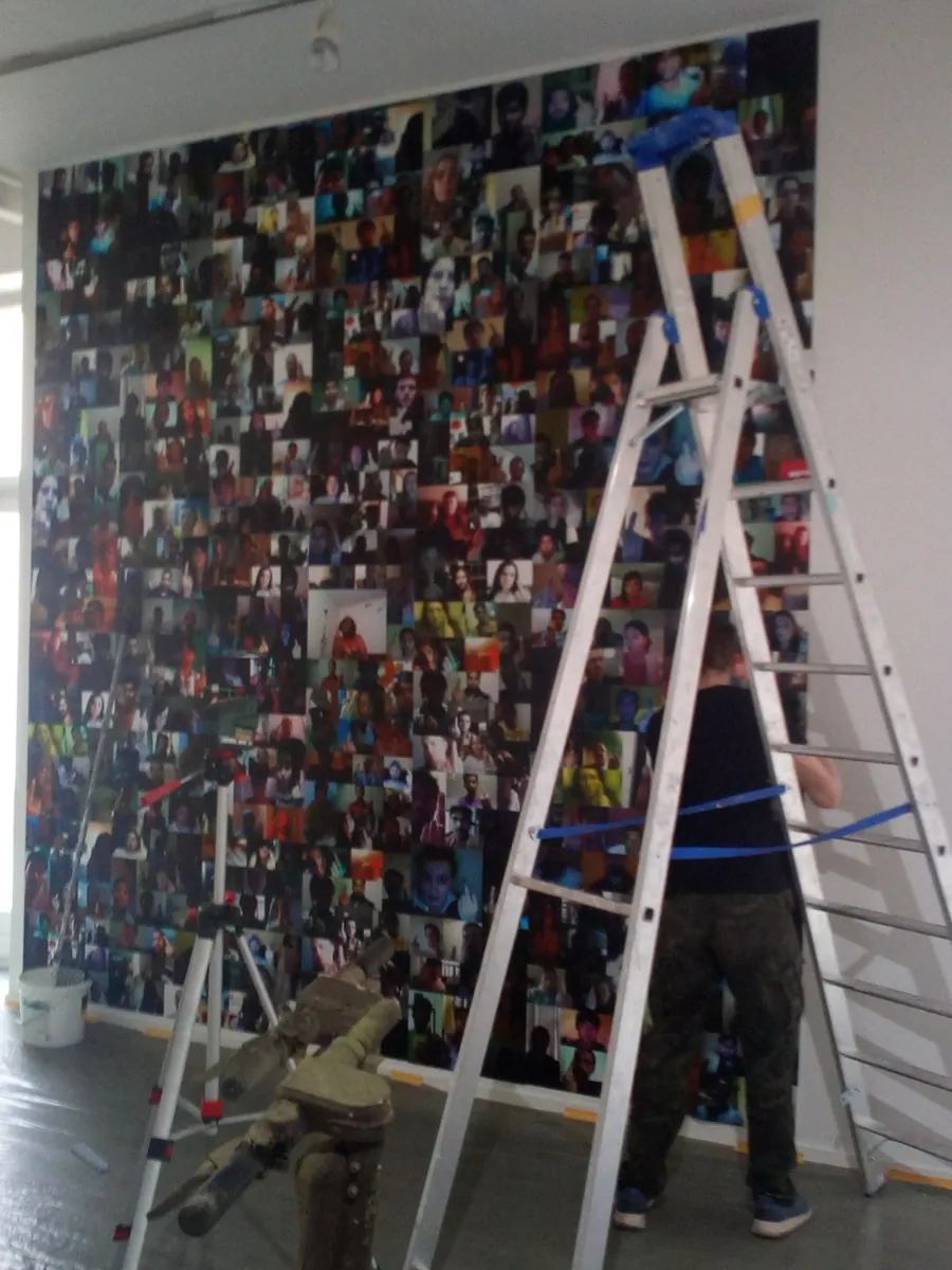 Besucher an einer Installation