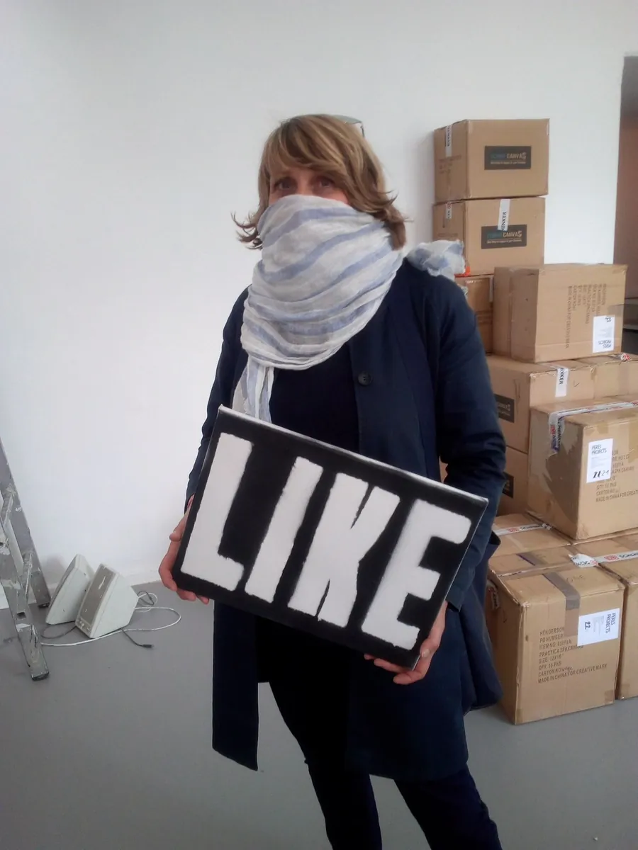 Aktion mit einem Schild in der Ausstellung