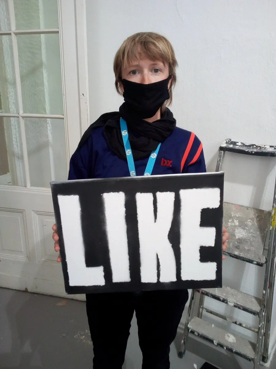 Aktion mit einem Schild in der Ausstellung