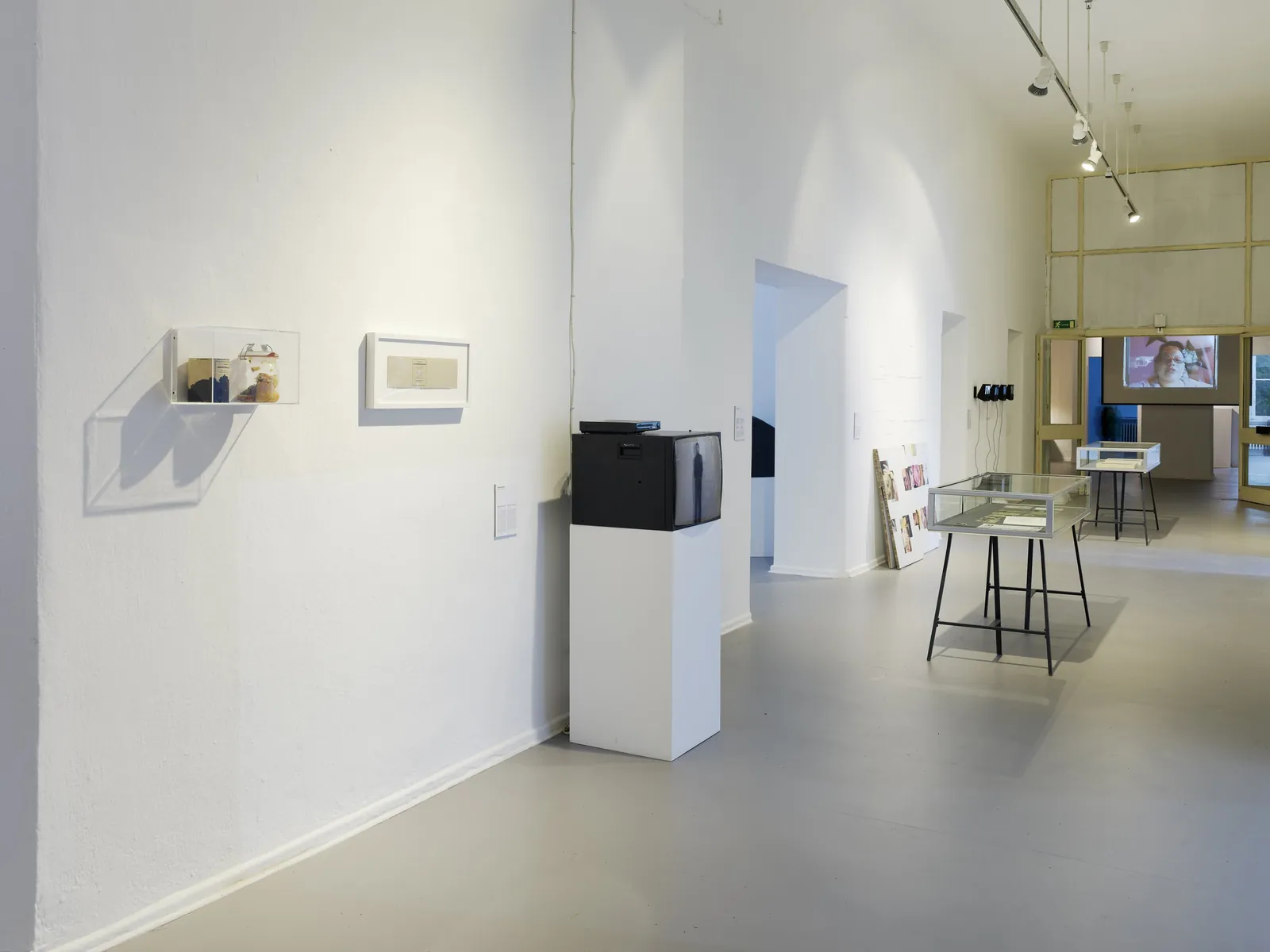 Raumansicht mit Vitrine und Videobildschirm
