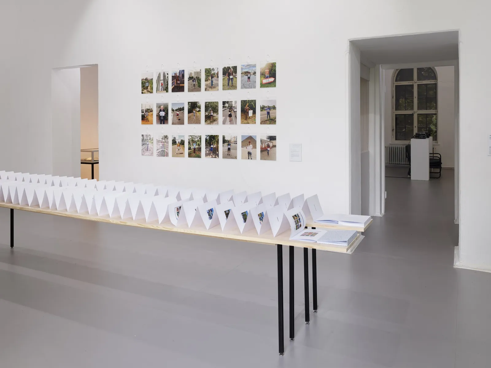 Installationsansicht mit langem Ausstellungstisch