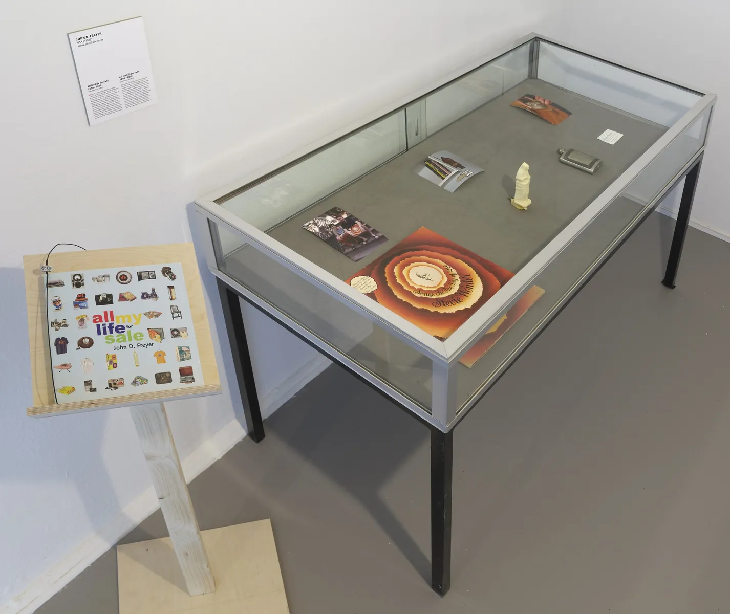 Installationsansicht mit Tisch und Ausstellungsobjekten