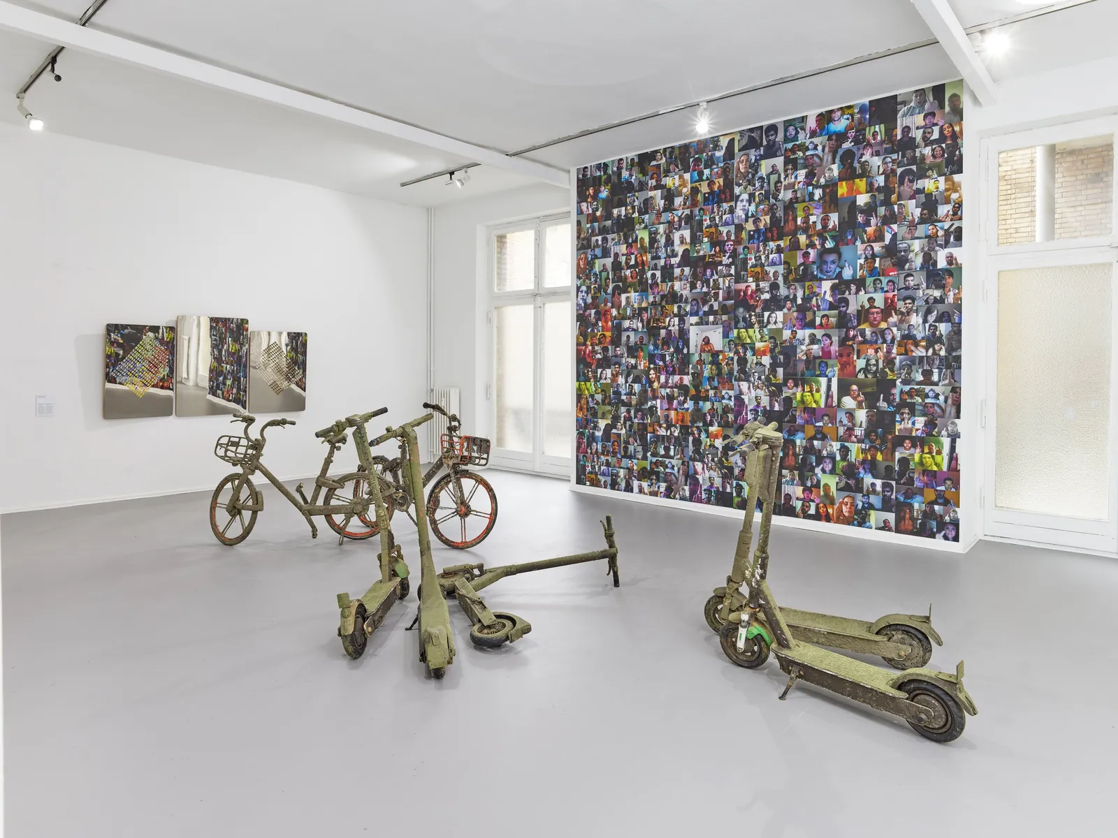 Ausstellungsraum mit digitaler Bildwand und Fahrzeugen