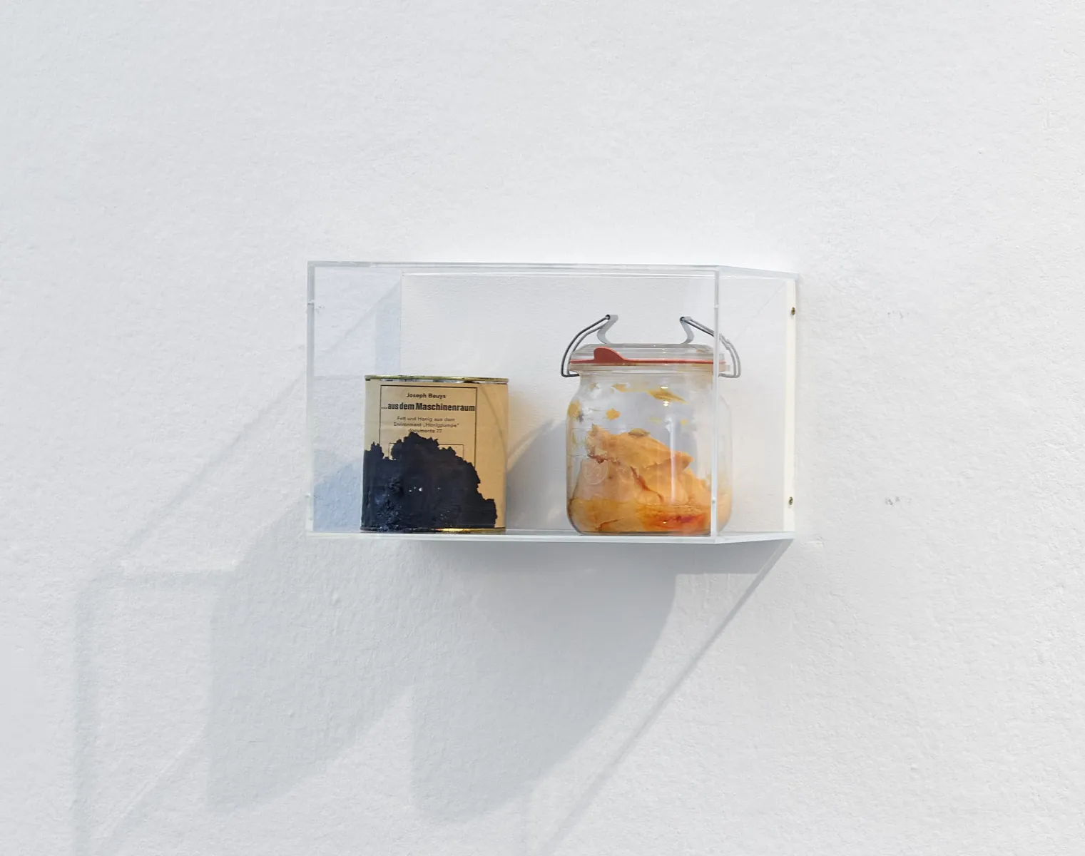 Installationsansicht mit Objekt und Ausstellungstext