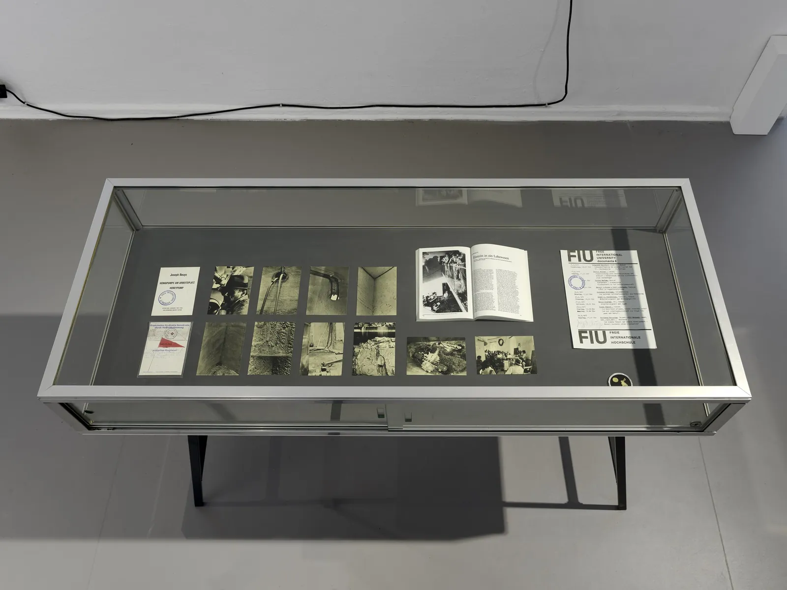 Ausstellungsvitrine mit Publikationen und Bildmaterial