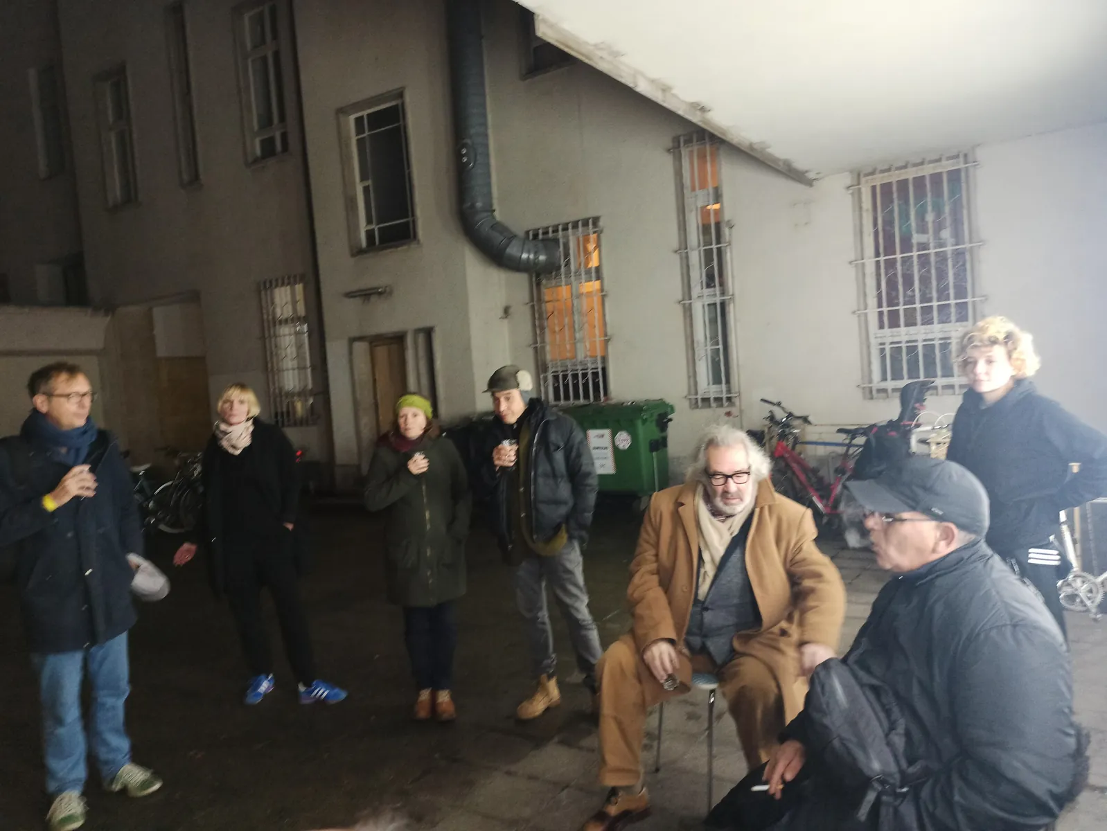 Besucherinnen und Besucher in der Ausstellung