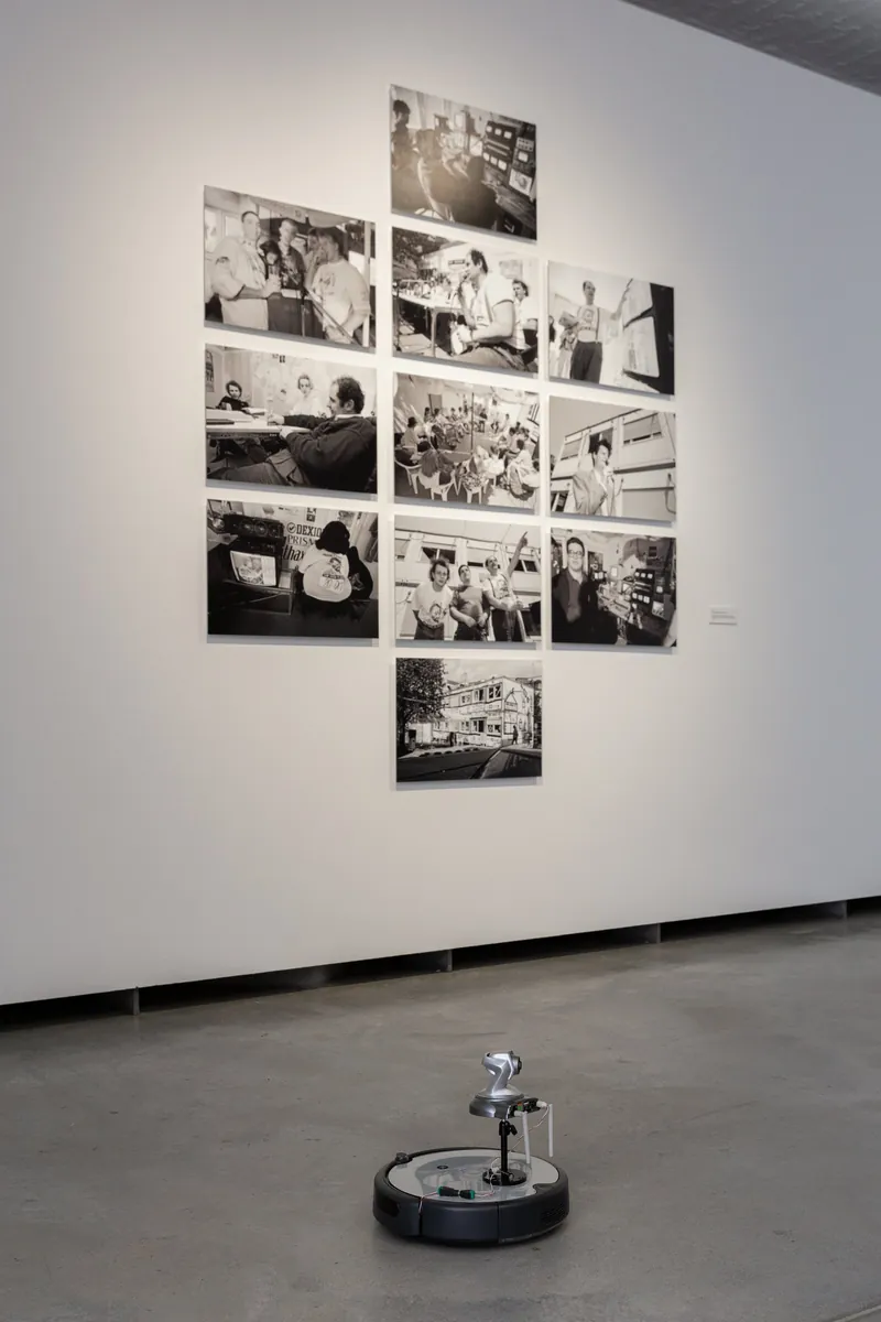 Ausstellungsansicht mit einer Reihe historischer Bildschirme