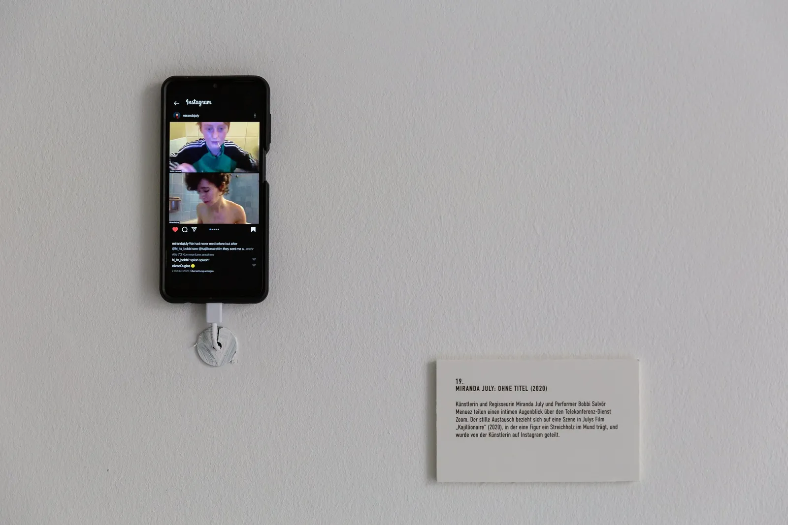 Smartphone mit Social-Media-Beispiel in der Ausstellung